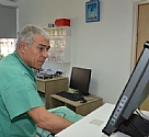 הניתוח הסתבך - הרופא הישראלי העביר הוראות בווא