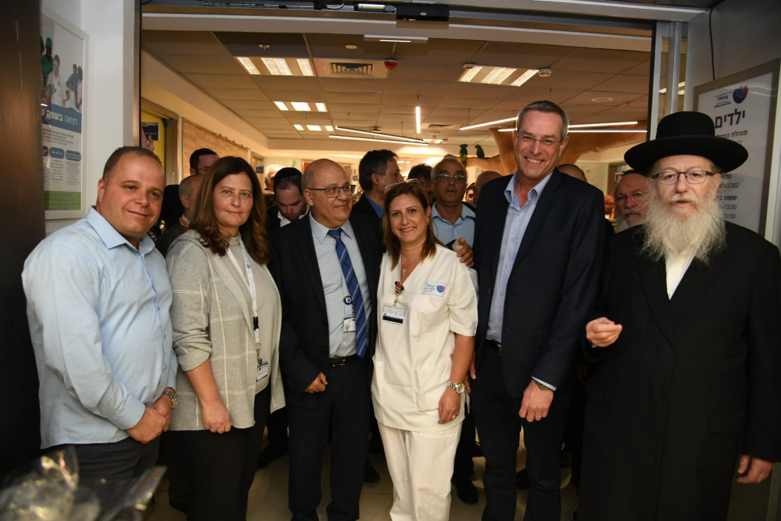 האורחים הנכבדים וסגל המרכז הרפואי הנרגש