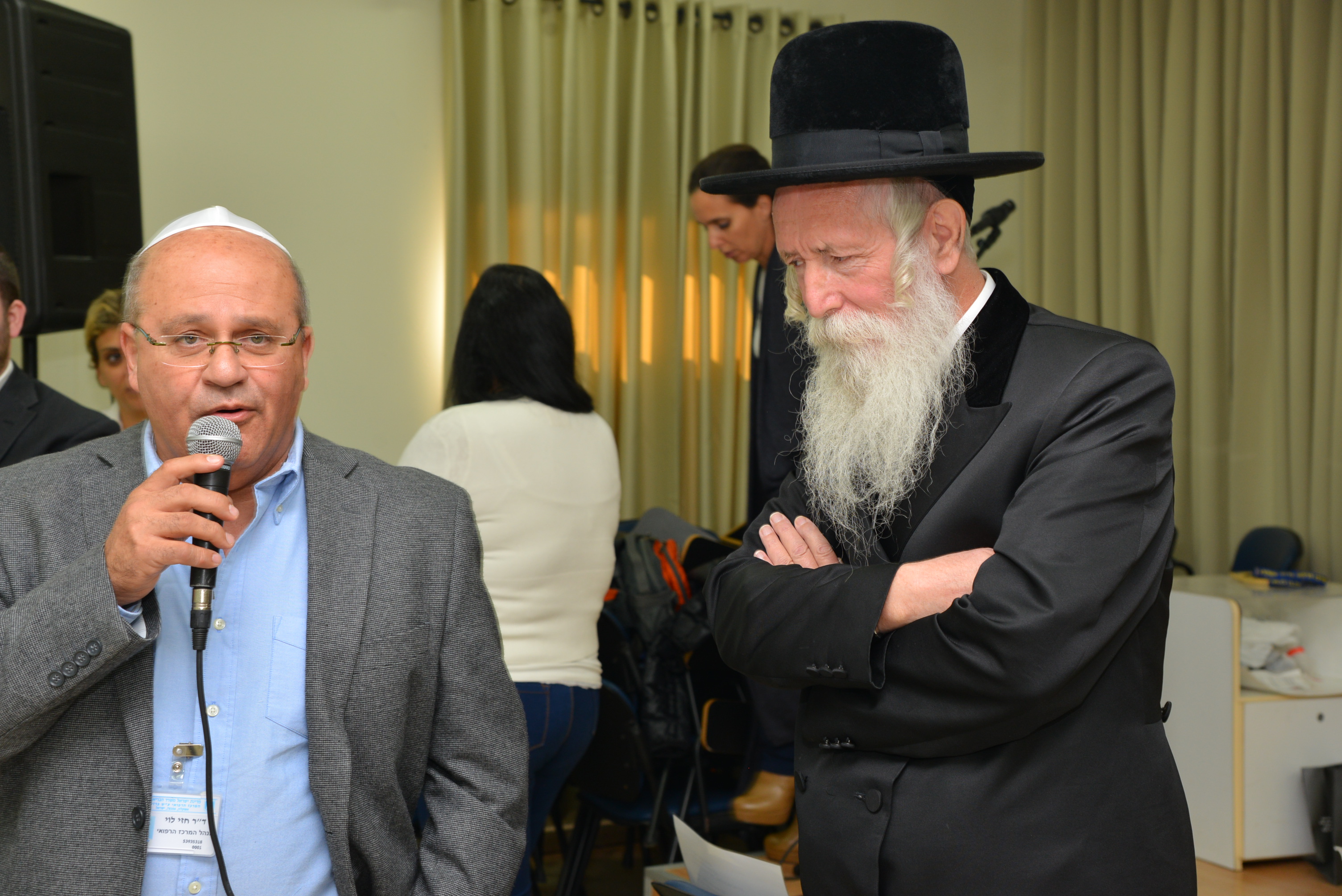 הרב גרוסמן ומנהל המרכז