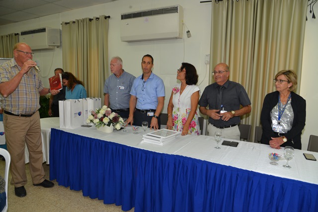 מנהל המשקם מברך את העובדים הוותיקים