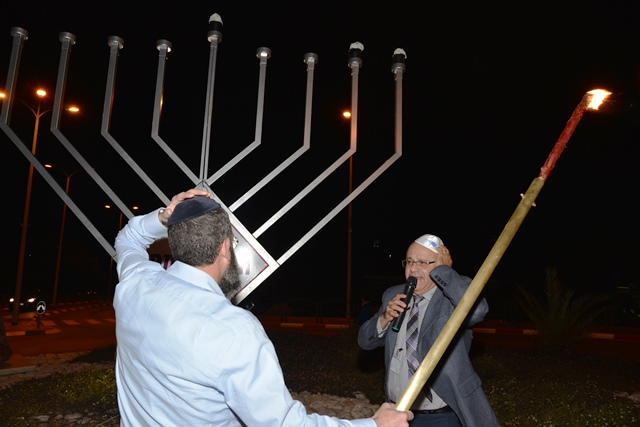 ד''ר חזי לוי ואבי ללר מדליקים חנוכייה מעשה ידיו של אבי לרר