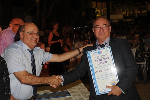 ד''ר לוי מעניק את התעודה לאלליעזר צ'רדמן