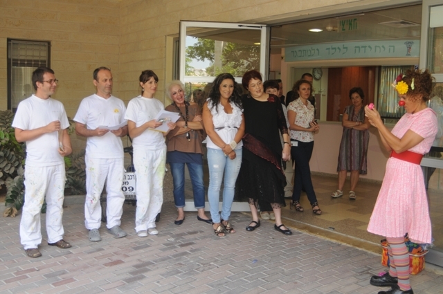 הגר חופש משעשעת את האורחים בטקס