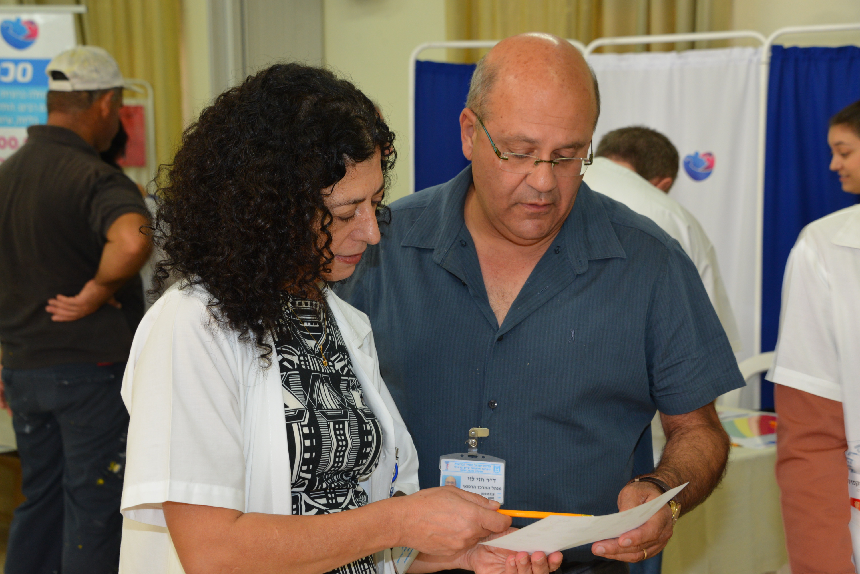 דר חזי לוי מקבל הסבר מפרנסין הדיאטנית