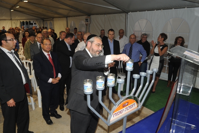 הרב אמסלם מדליק את החנוכיה