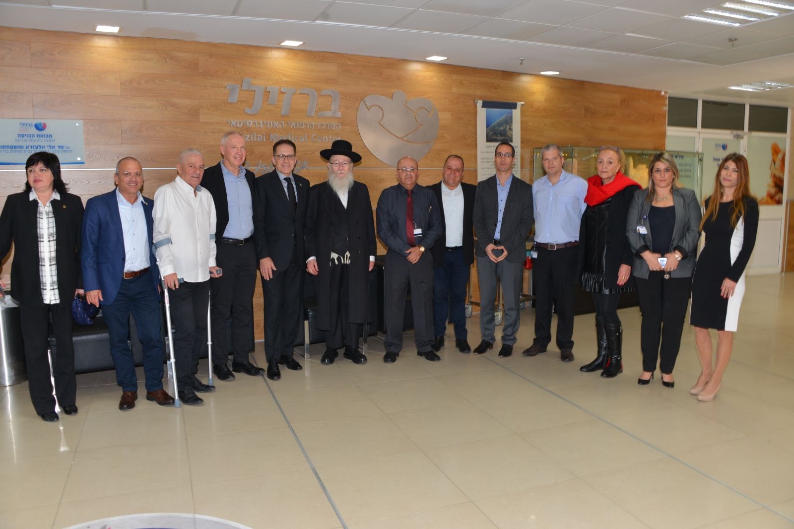 בתמונת מזכרת בכניסה לשדרה הניהולית